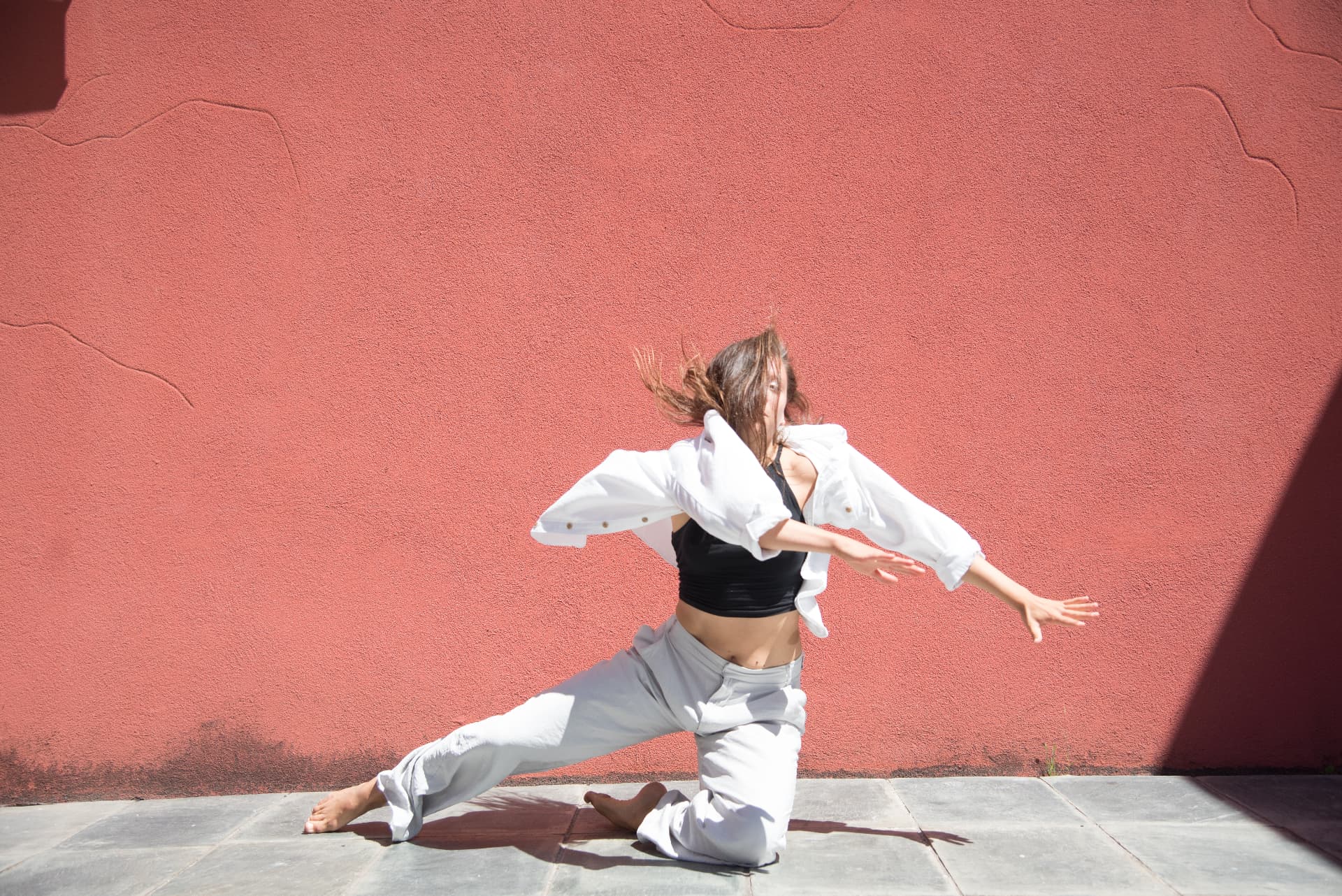 Jule Fuchs in movement against a red wall