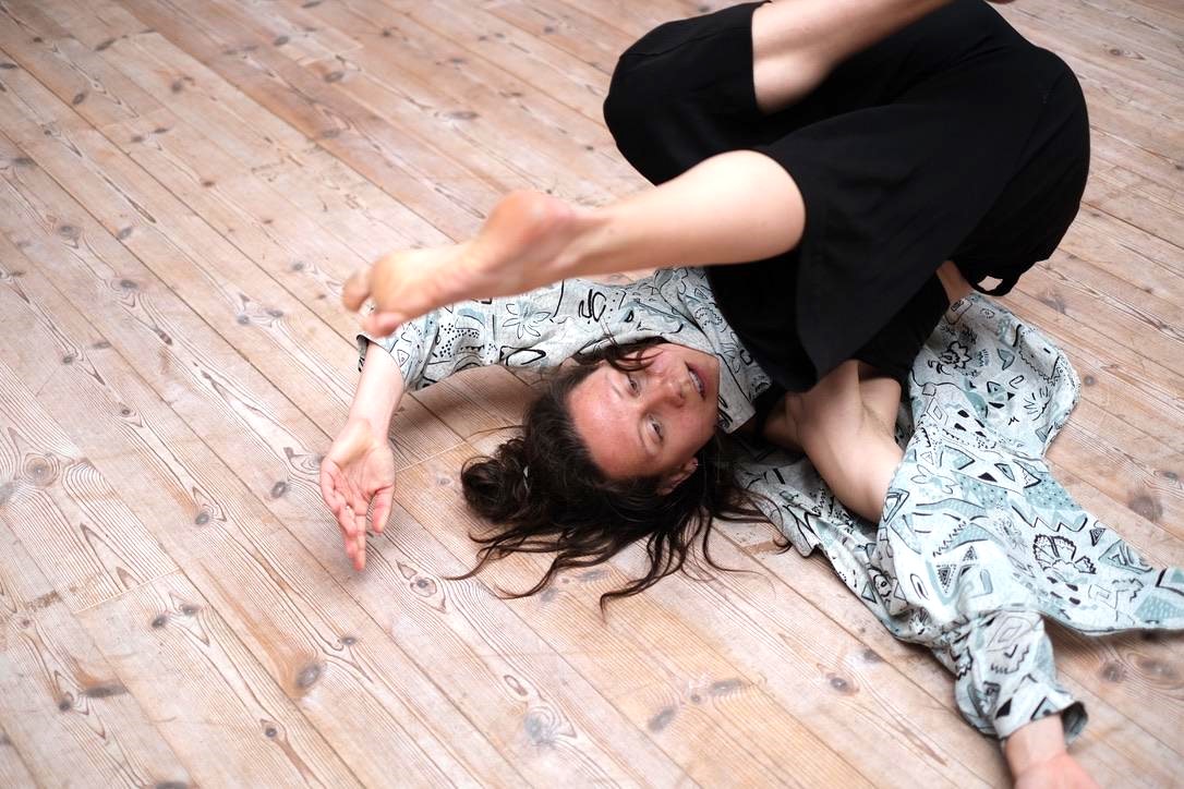 Modern Ü30 class: dancer moving on a wooden floor